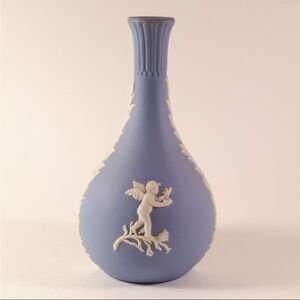 Vintage wedgwood bud vase with cherubs